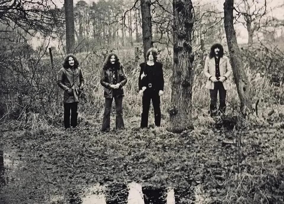Первая фото черной Black Sabbath Black and white Photo shoot Black sabbath, Rare photos, Famous mus
