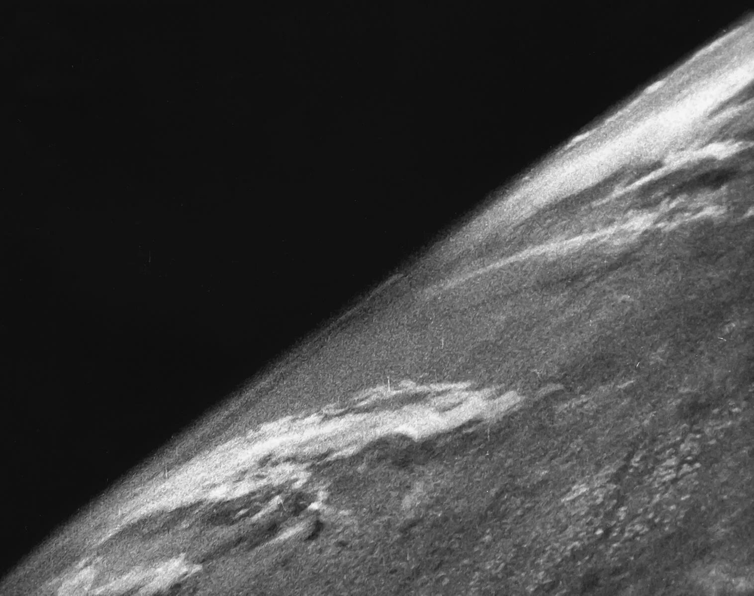 Первая фото космоса Файл:First photo from space.jpg - Википедия