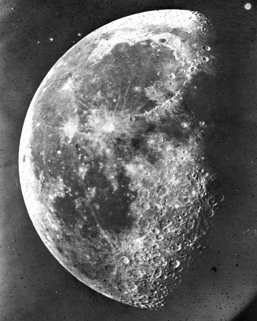 Первая фото луны The Moon photographed by Henry Draper in 1863 Beautiful moon, Shoot the moon, Mo