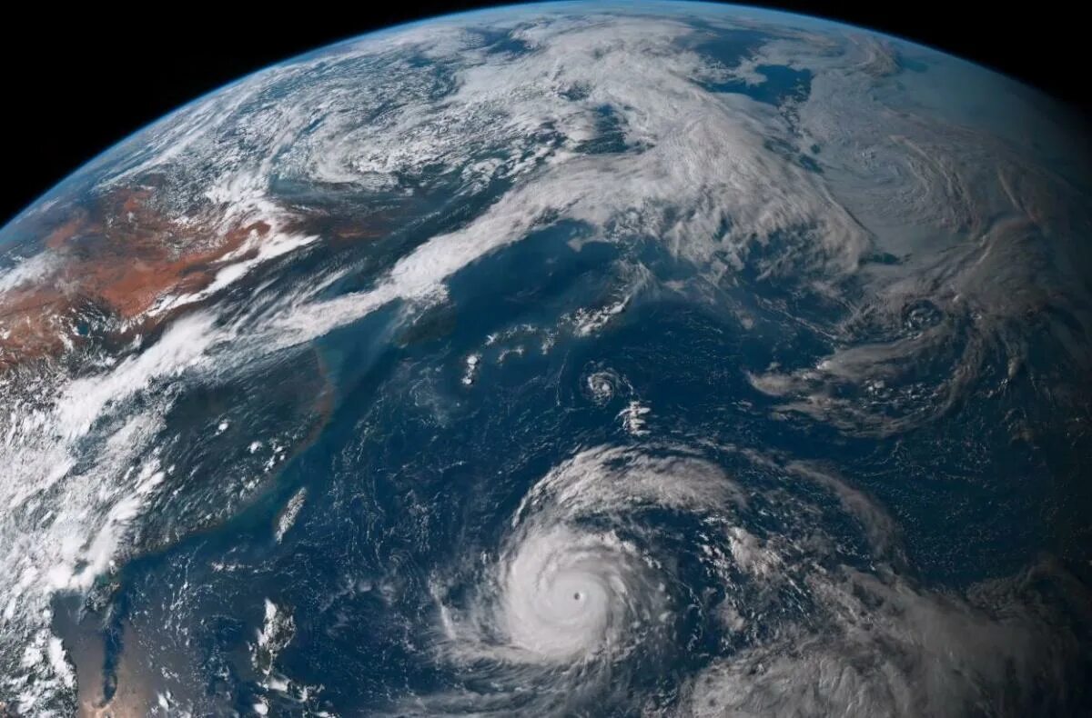 Первая фото земли Mesmerizing Satellite Video Captures Magical View of Earth