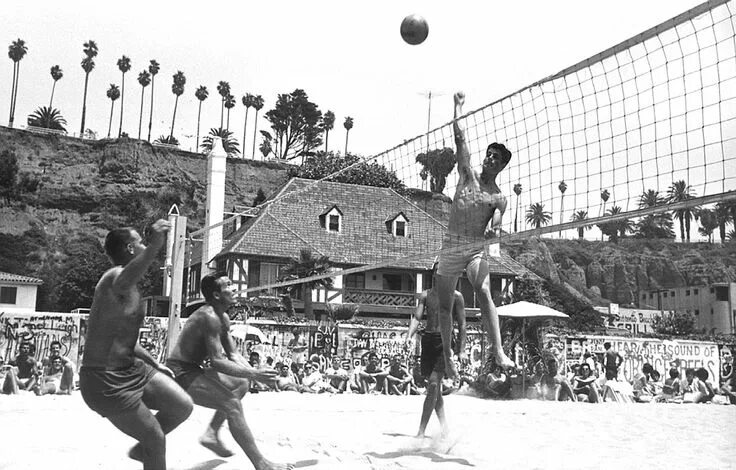 Первая игра волейбол фото Sorento Beach Volleyball - Pete Hogan hitting a Bob Vogelsang set. Ron Lang (lef