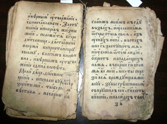 Первая книга на руси фото Как церковные переписчики воевали с первыми печатниками и Какие курьезные пометк