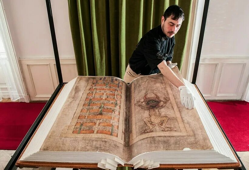 Первая книга в мире фото Видео: Кодекс Гигас - как самая большая книга в мире была написана за одну ночь