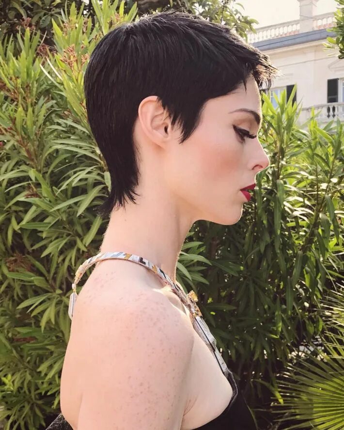 Первая короткая стрижка The best celebrity hair transformations of 2017 Canadian Living Pixie haircut, P