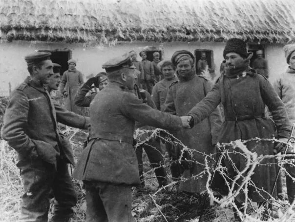 Первая мировая россия фото Russian and German soldiers at the front. in 1917. 2022 Фотографии Мировых Войн.