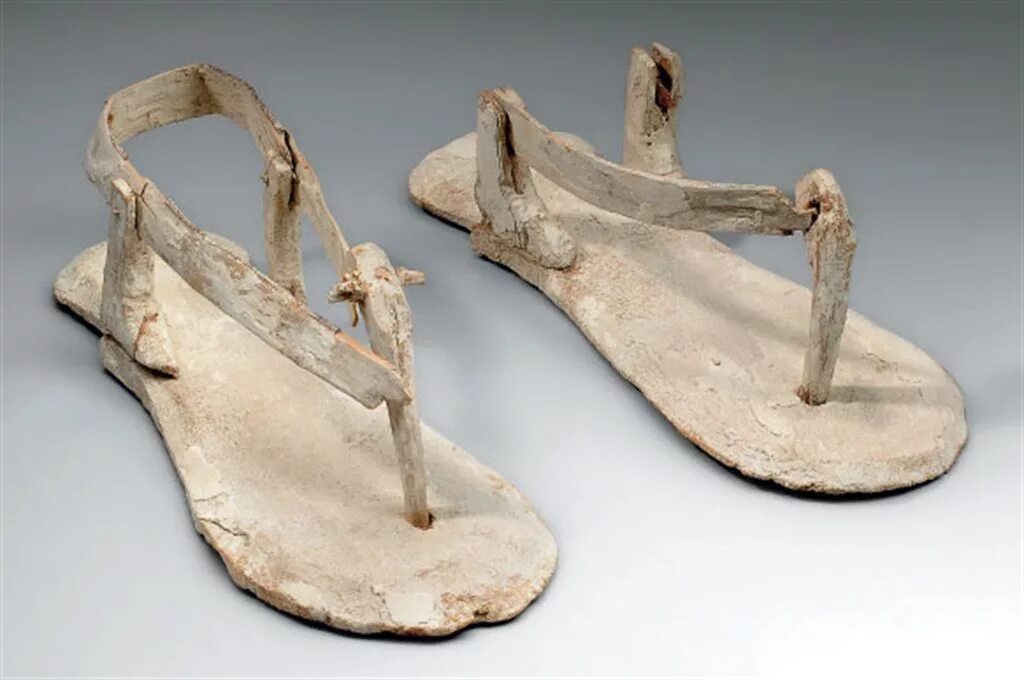 Первая обувь фото A PAIR OF EGYPTIAN WOOD MODEL Archeologie, Egypte, Geschiedenis