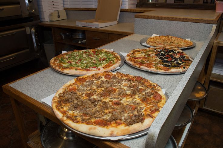 Первая пиццерия интернациональная ул 16 фото Rossini's Italian Restaurant & Pizza Italian restaurant, New haven pizza, Pizza