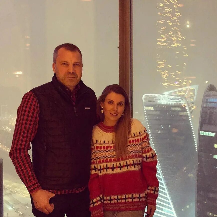 Первая жена евгения попова фото Как живут телеведущие Попов и Скабеева