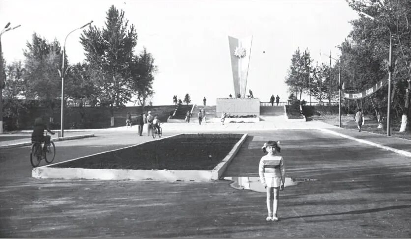 Первое фото энгельс Энгельс, обелиск 30 лет Победе Фотографии старого Саратова