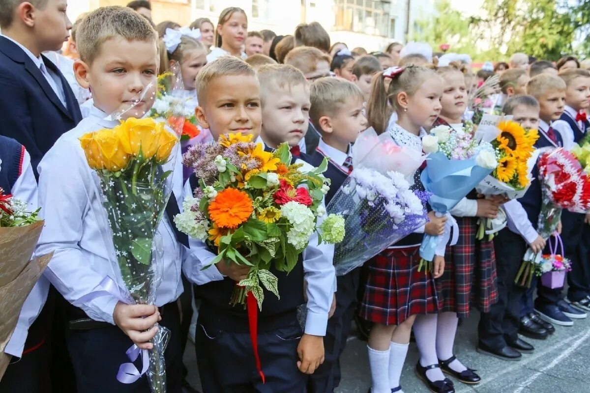 Первое сентября 1 класс фото "Школьной формы у нас, к счастью, нет": томичи покупают одежду и канцелярию для 