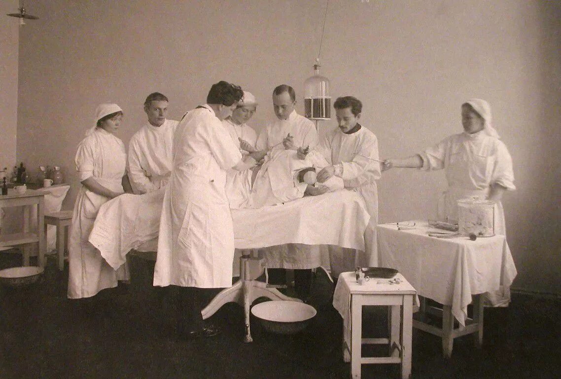 Первый медицинский фото Какова женщина, такова и культура" - "Уральский рабочий