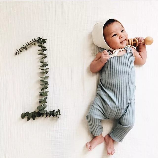Первый месяц фото The sweetest Briar baby from our Instagram page! #briarhandmade Monthly baby pic