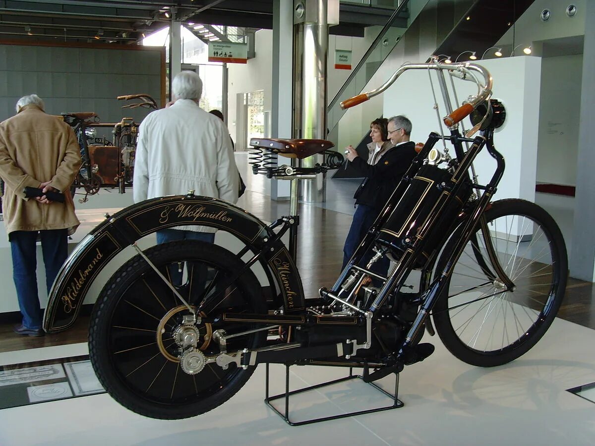 Первый мотоцикл в мире фото Fichier:Autostadt Wolfsburg - motorrad ikonen - Hildebrand Wolfmüller 1894 1 - F