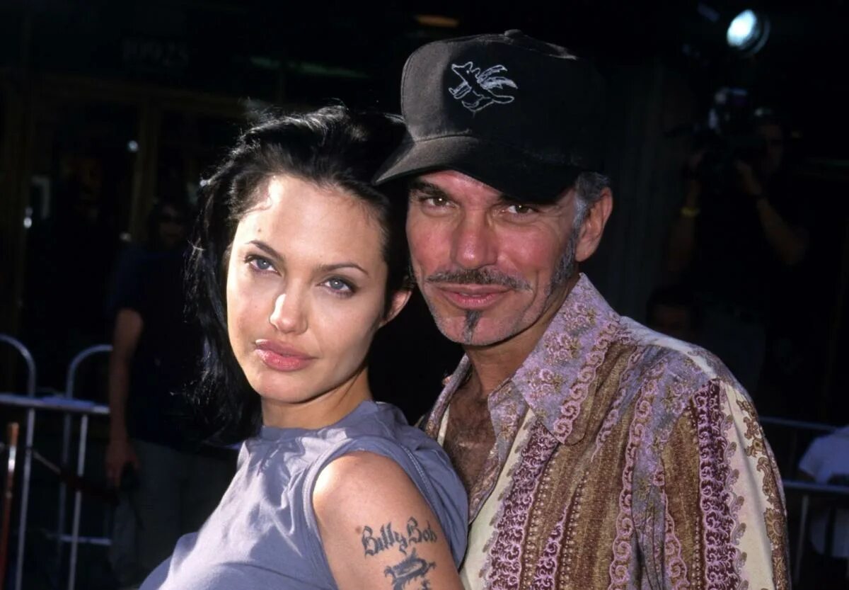 Первый муж анджелины джоли боб торнтон фото Couple Recreating Angelina Jolie and Billy Bob Thornton's Infamous Red Carpet Mo