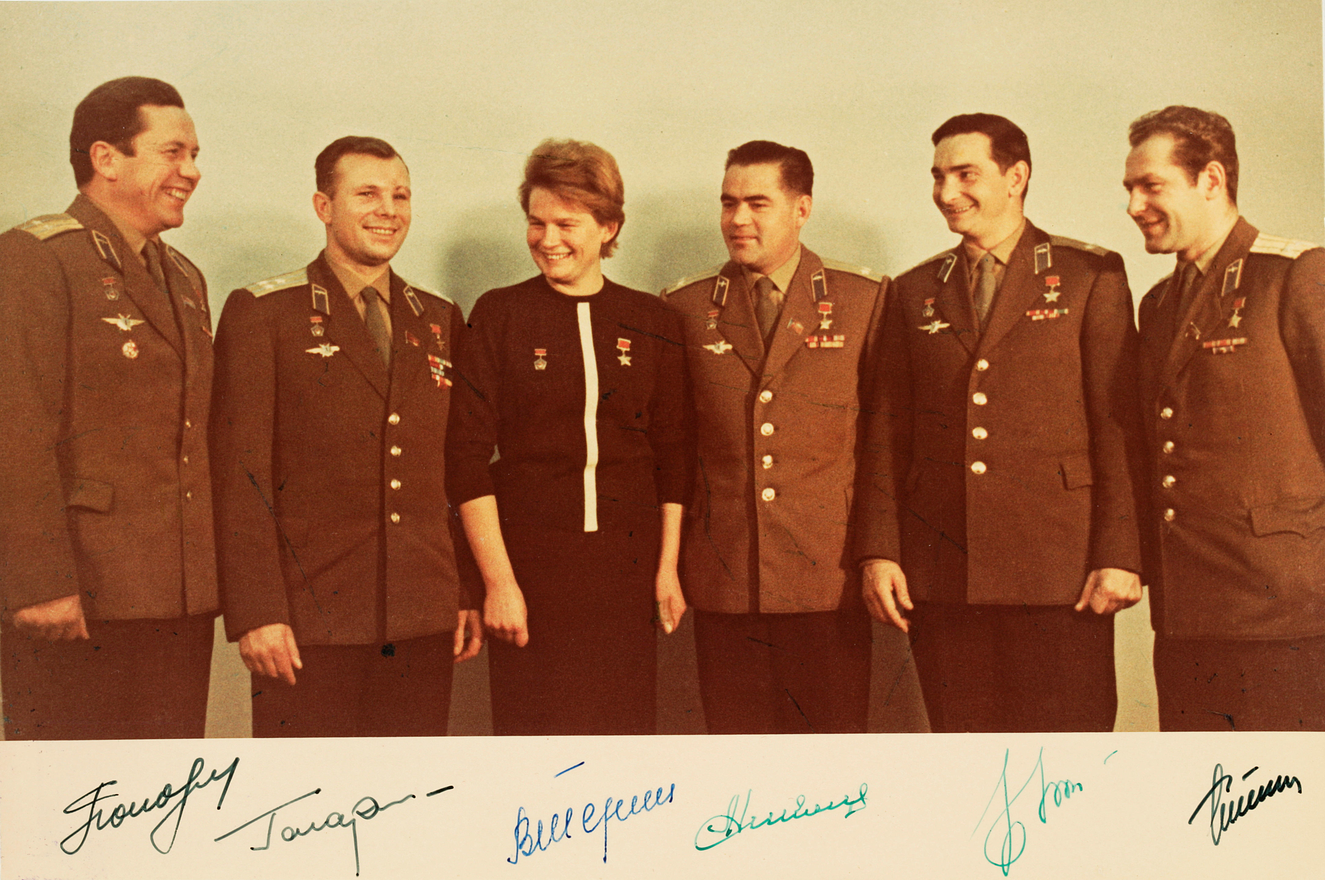 Первый отряд космонавтов ссср фото Bonhams : GAGARIN, YURI ALEKSEEVICH, et al. Signed photograph of Soviet cosmonau