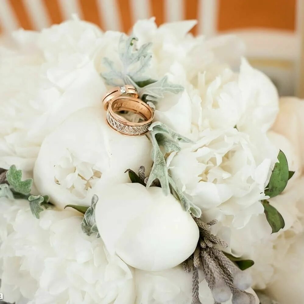 Пион обручальное кольцо фото и описание Букет невесты Table decorations, Decor, Home decor
