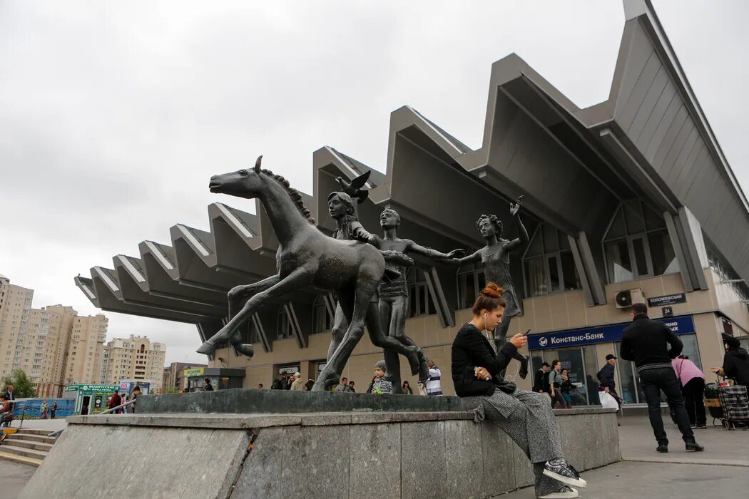 Пионерская метро санкт петербург фото В Петербурге поймали вандала, оторвавшего обруч у скульптуры пионеров на "Пионер