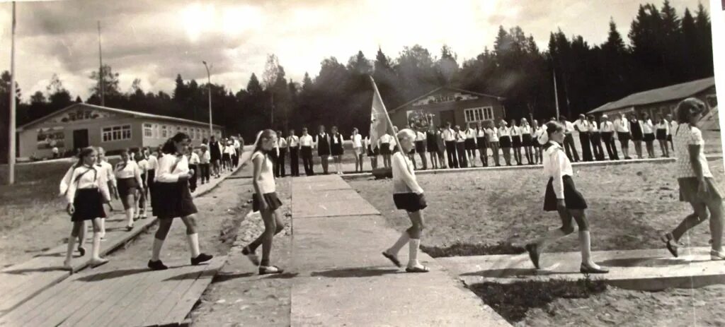 Пионерские лагеря старые фото В 1975 году Сокольский ЦБК открыл загородный пионерский лагерь - Краеведческий м