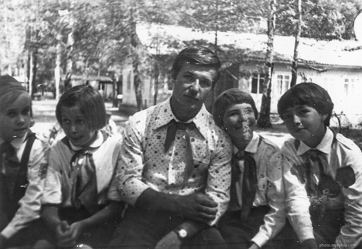 Пионерский старые фото Вожатый и пионеры