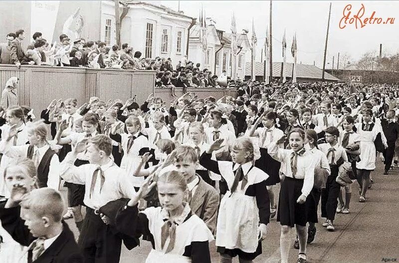 Пионерский старые фото Архангельск.19 мая 1962 г. Колонна пионерских дружин на пл.Профсоюзов. - Россия 