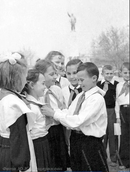 Пионерский старые фото Вольск, площадь Свободы, памятник Ленину В.И., прием в пионеры Фотографии старог