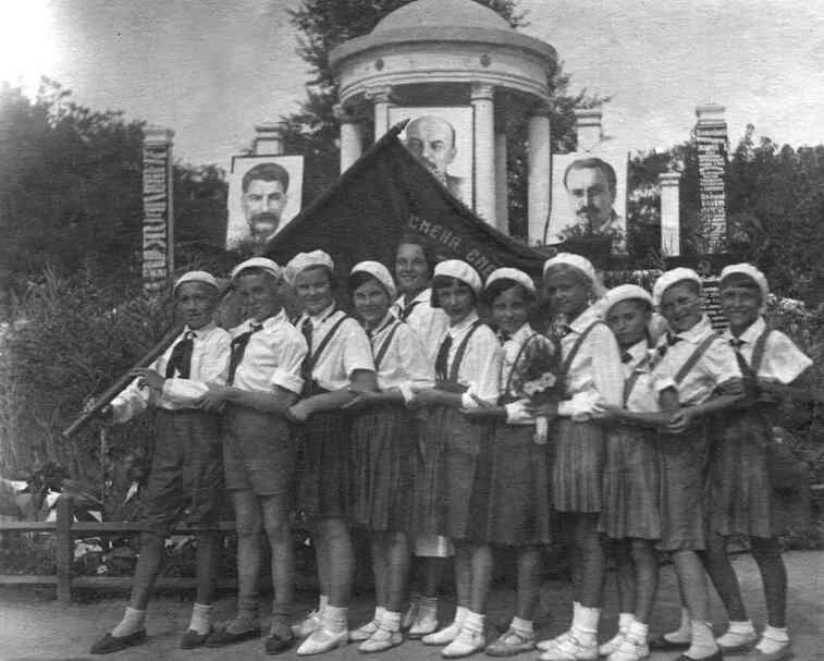 Пионеры старые фото Детство и юность режиссера Дины Мусатовой
