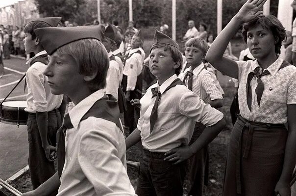 Пионеры старые фото Пионерский лагерь. Как же приятно вспомнить то время - утренние линейки, вечерни