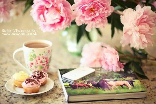 Пионы доброе утро фото цветы и книги Table decorations, Decor, Peonies