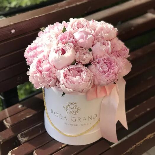 Пионы фото с днем рождения Roses in a round box in Gatchina Buy a Luxury Roses in a Hat box in Gatchina Fas