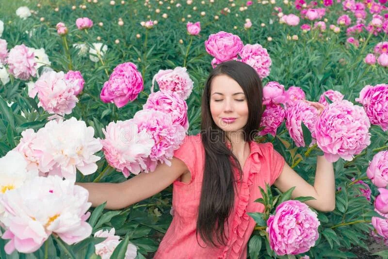 Пионы фото женщин Woman with pink peonies stock photo. Image of girl, background - 34980726