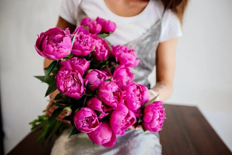 Пионы фото женщин Bouquet of Peonies in Hands. Stock Image - Image of bunch, bouquet: 120608743