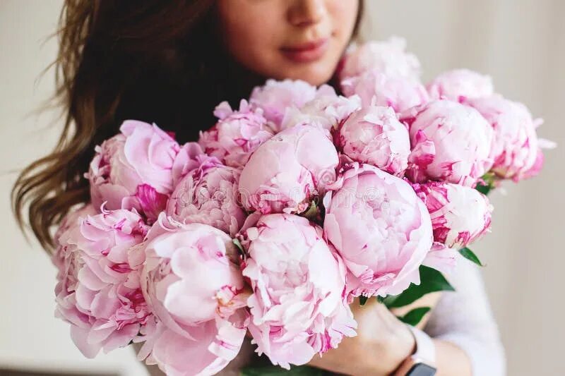 Пионы фото женщин Bouquet of Peonies in Hands. Stock Photo - Image of color, elegant: 116363120