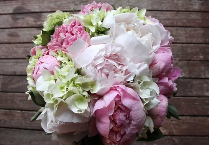 Пионы и гортензии фото bridal bouquets & buttonholes Peony bouquet wedding, Peonies and hydrangeas, Bou