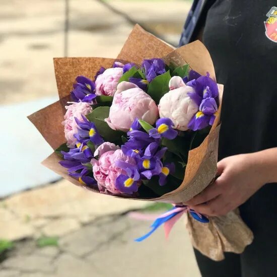 Пионы ирисы фото Букет Эрика купить с доставкой в Москве