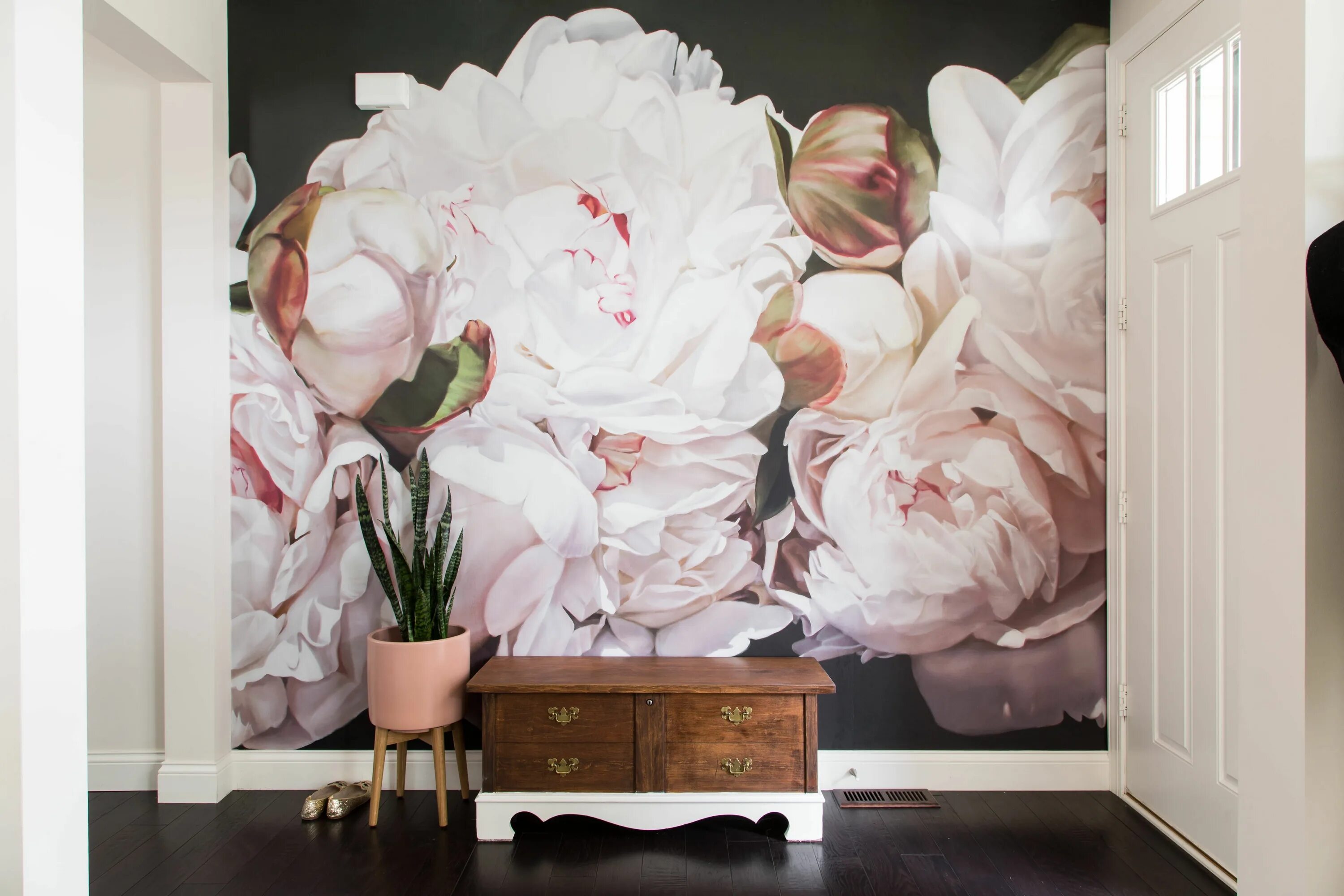 Пионы на стене в интерьере A Photographer’s Chic, High-Contrast Home Floral wallpaper, Wallpaper accent wal