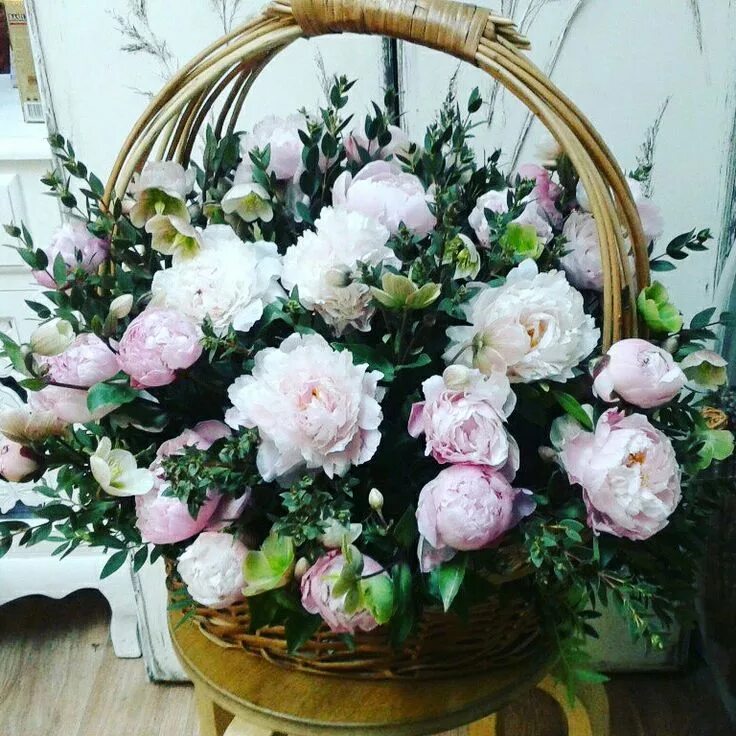 Пионы в корзине фото Большая корзина пионов Floral, Floral wreath, Flowers