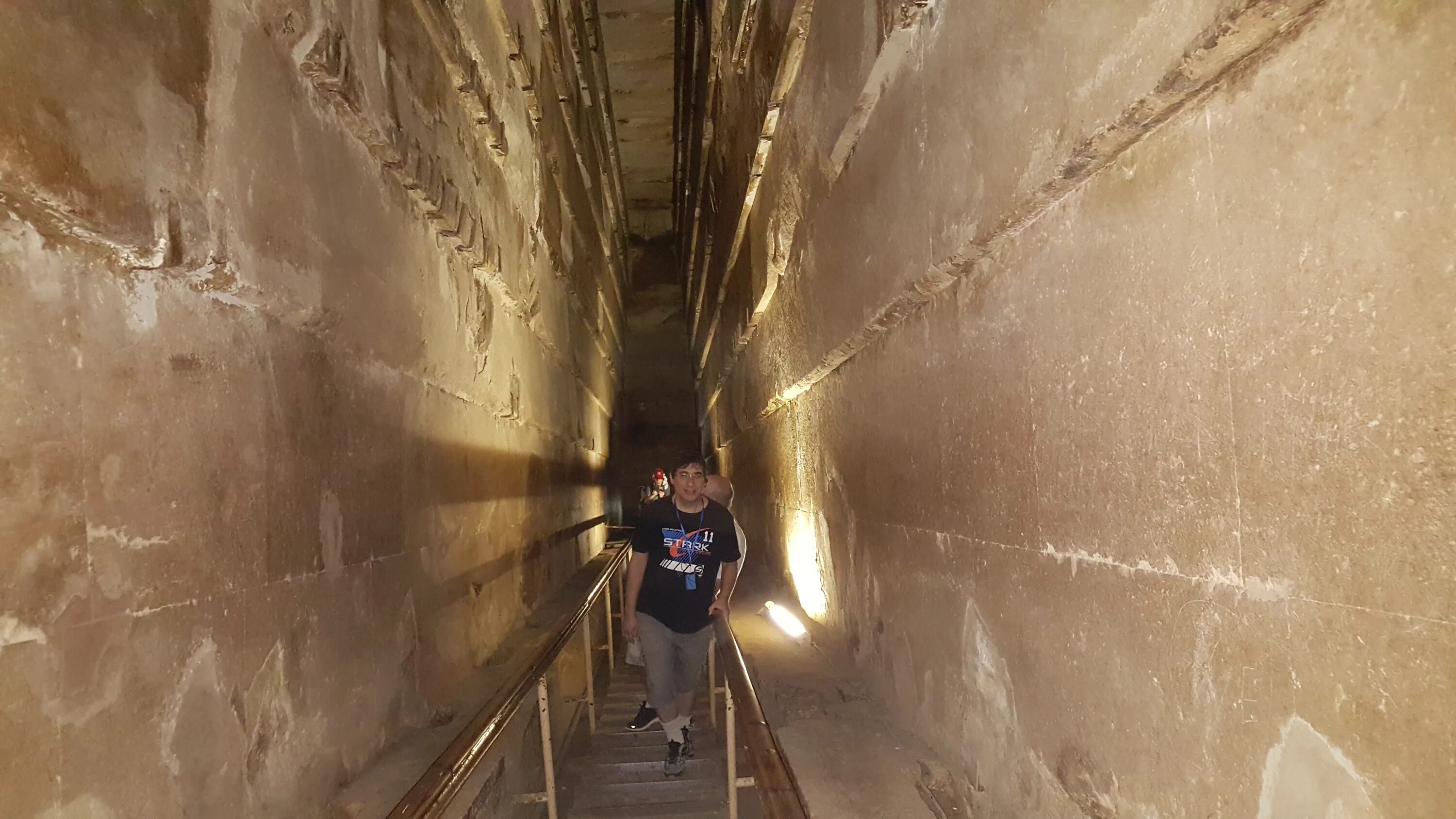 Пирамида хеопса внутри фото File:By ovedc - Interior of the Great Pyramid - 07.jpg - Wikimedia Commons