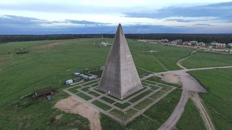 Пирамида московская ул 3 фото Пирамида Голода, рухнувшая от ветра 29 мая, восстановлена Новости общества Извес