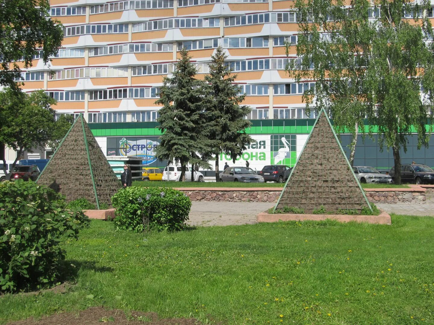 Пирамида ул черняховского 16 фото Клумба "Пирамида" - Гомель