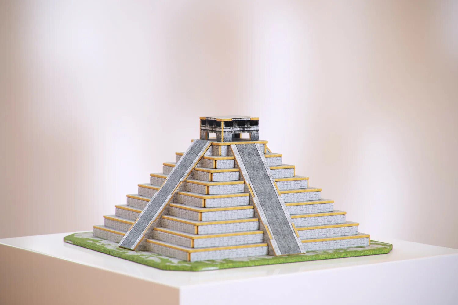 Пирамидальная схема фото Model Of The Aztec Pyramid