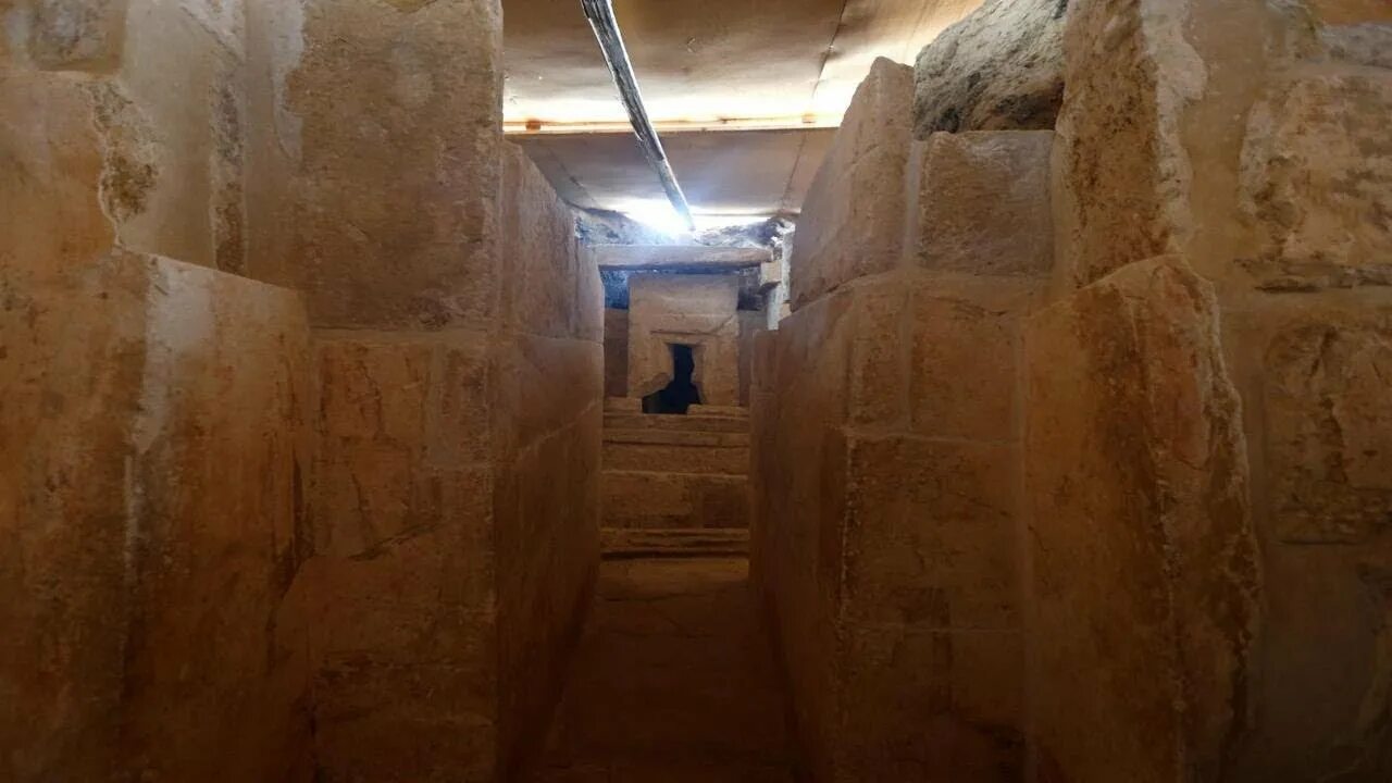 Пирамиды египта фото внутри и снаружи Discovered by archeologists ancient Egyptian tomb over 4,000 years 19 kilometers