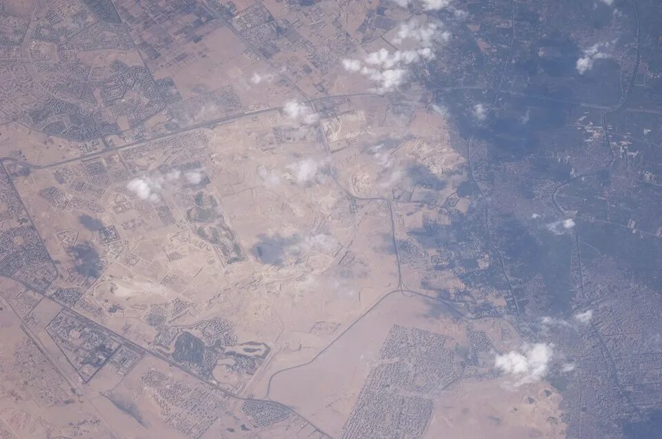 Пирамиды из космоса фото File:Pyramids of Giza from ISS Sept 2014.jpg - Wikimedia Commons