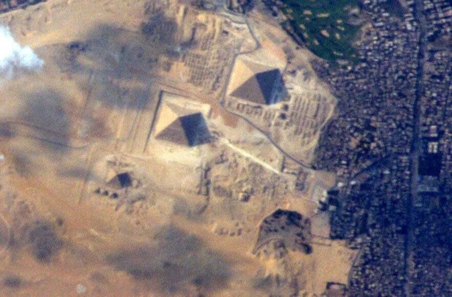 Пирамиды из космоса фото Astronaut snaps fantastically clear pic of Egyptian pyramids from space