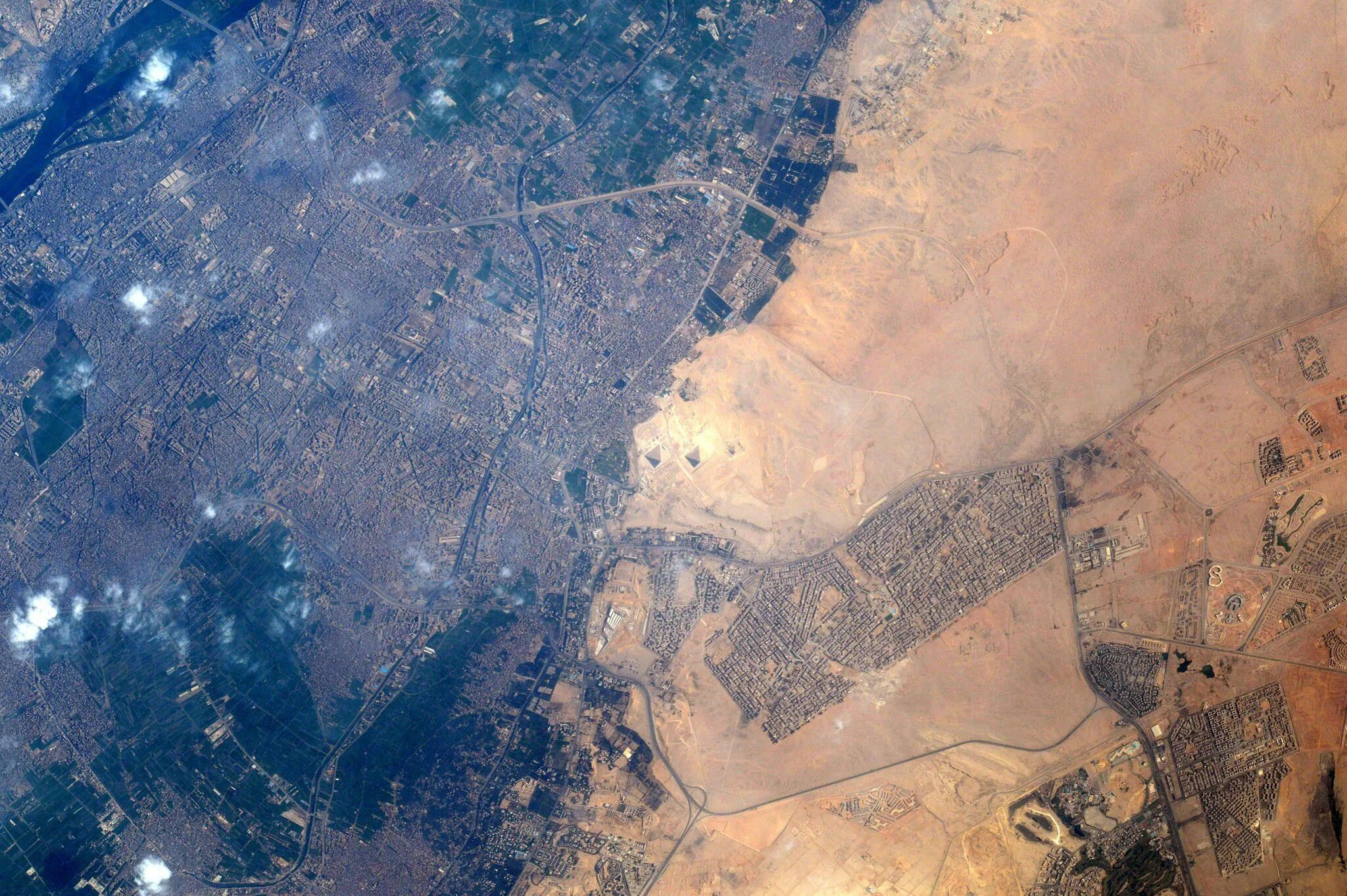 Пирамиды из космоса фото The pyramids after the astronaut Thomas Pesquet snapped them Pyramids, Earth fro