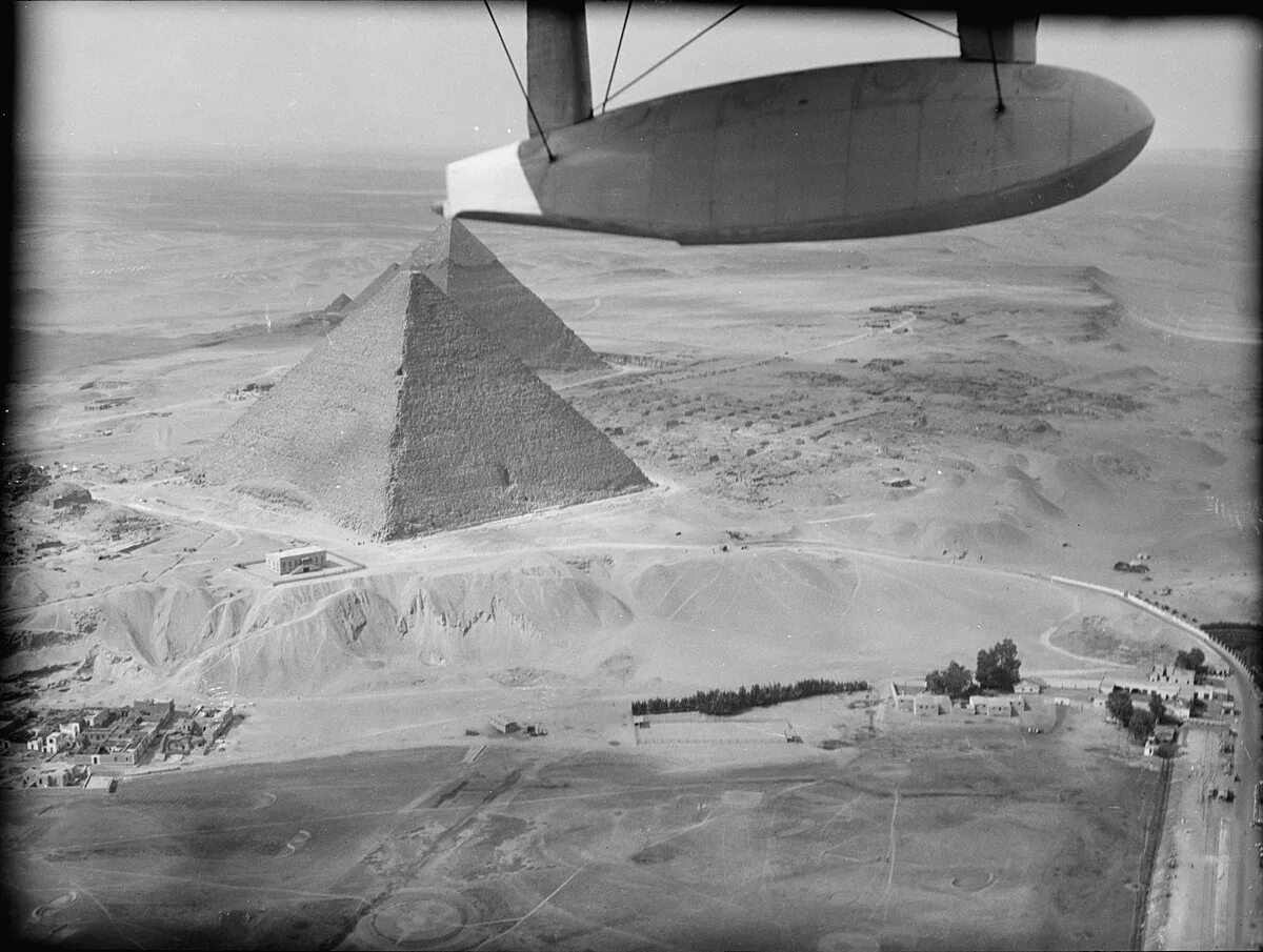 Пирамиды с самолета фото File:Air views of Palestine. Cairo and the pyramids. Great Pyramid of Kheops (i.