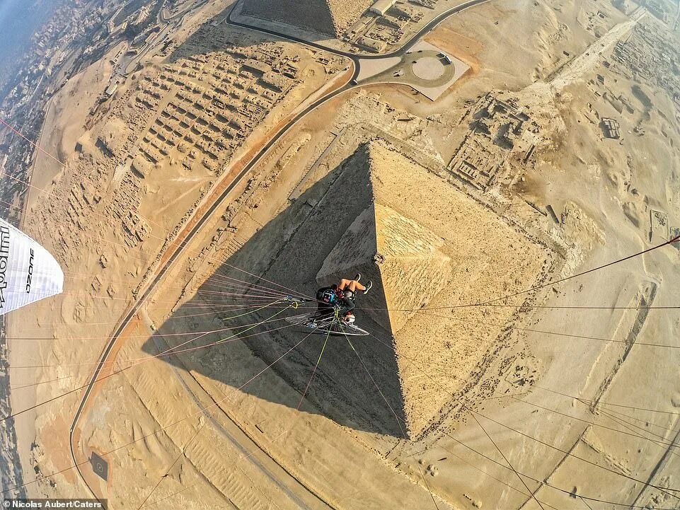Пирамиды с самолета фото Breathtaking aerial footage taken from a paramotor shows ancient wonders in incr