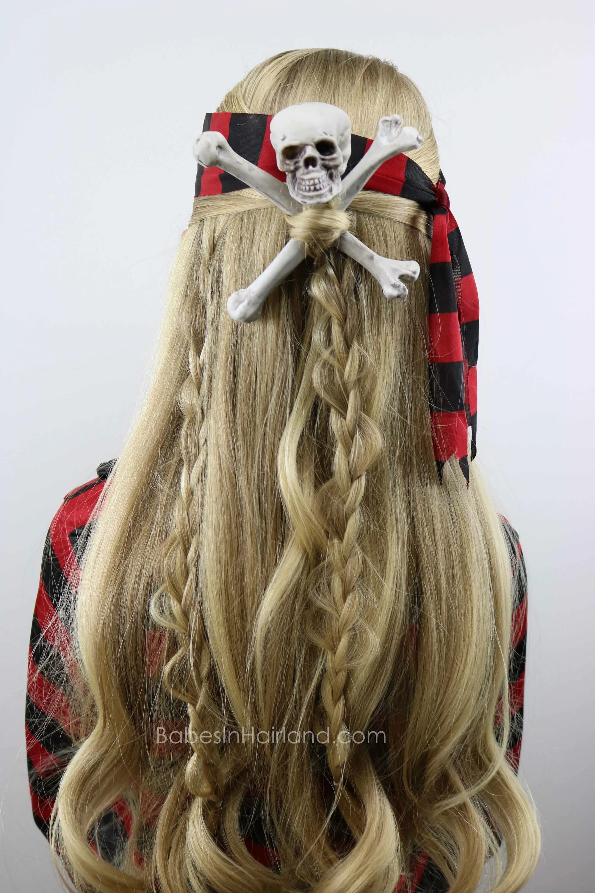 Пиратская прическа для девочки Skull & Crossbones Pirate Hairstyle from BabesInHairland.com #halloween #pirate 