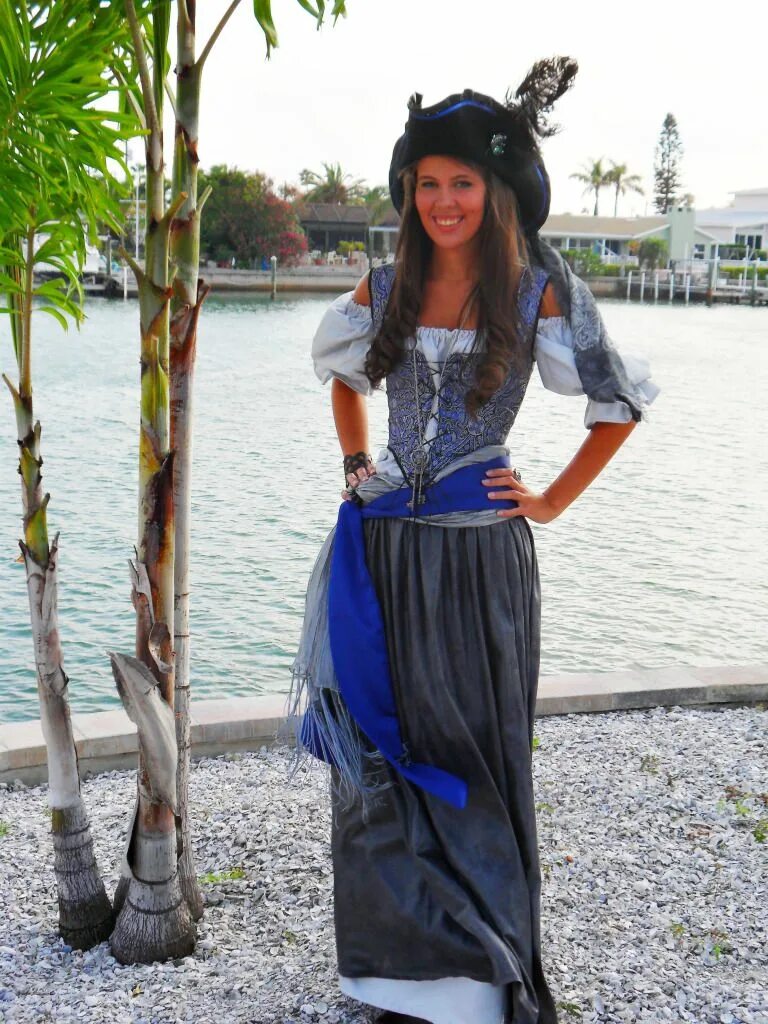 Пиратский стиль женский piecesofeightcostumes.com Female pirate costume, Pirate woman, Pirate costume