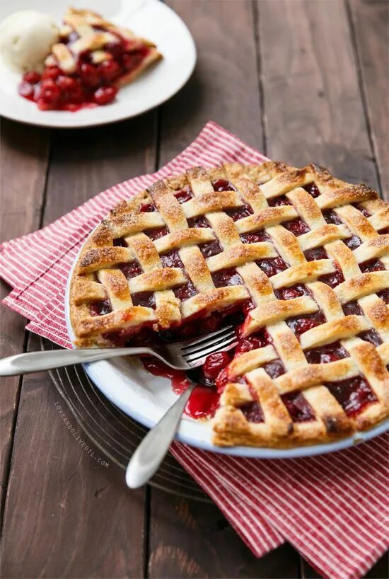 Пирог американский рецепт фото Tart Cherry Pie Love and Olive Oil Recipe Tart cherry pies, Cherry tart, Cherry 