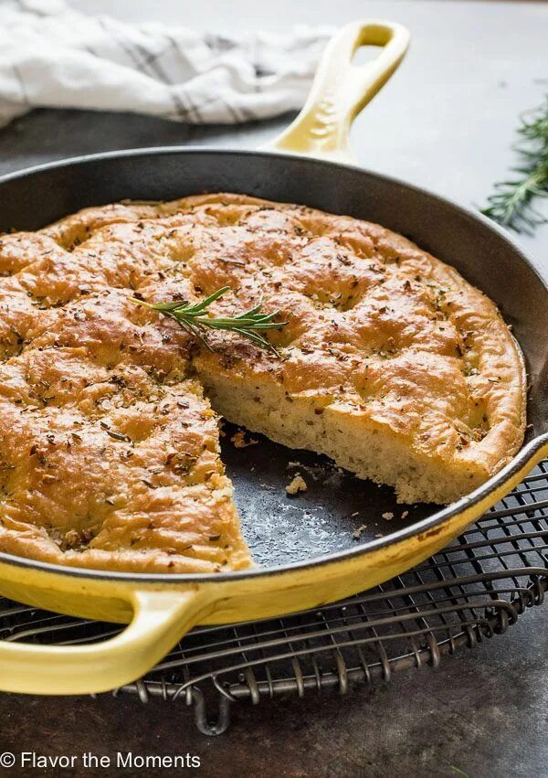 Пирог быстрый на сковороде с фото One Hour Rosemary Focaccia Bread is classic focaccia bread made in a cast iron s